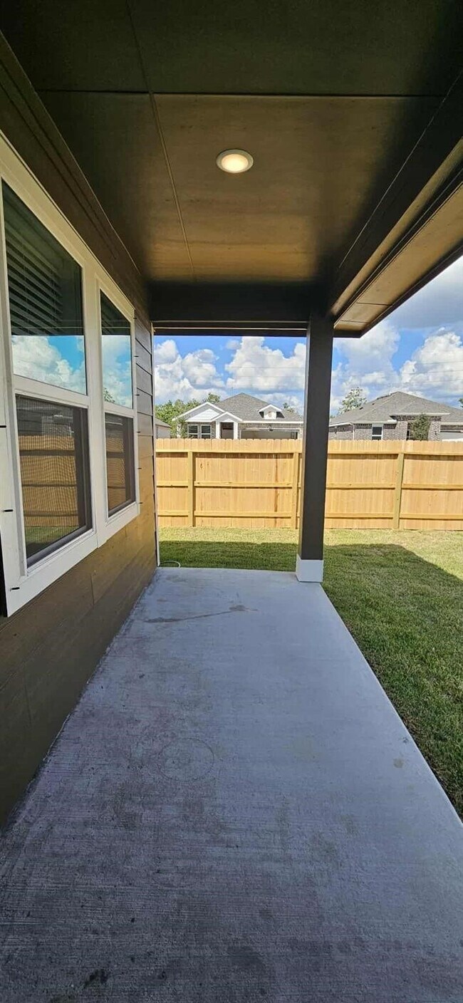 Building Photo - 8442 Bay Oaks Dr