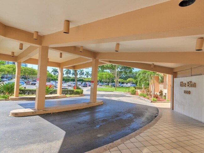 Building Photo - 1000 St Charles Pl