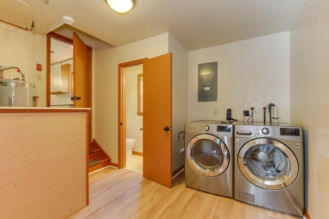 Building Photo - Welcome to Yorktown with a charming rural feel!