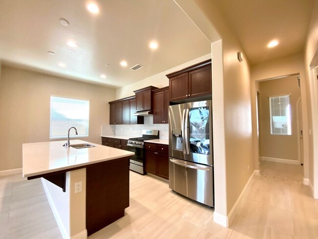 Building Photo - $2,495 Leonard & Ashlan, 3 Bedroom Home - ...