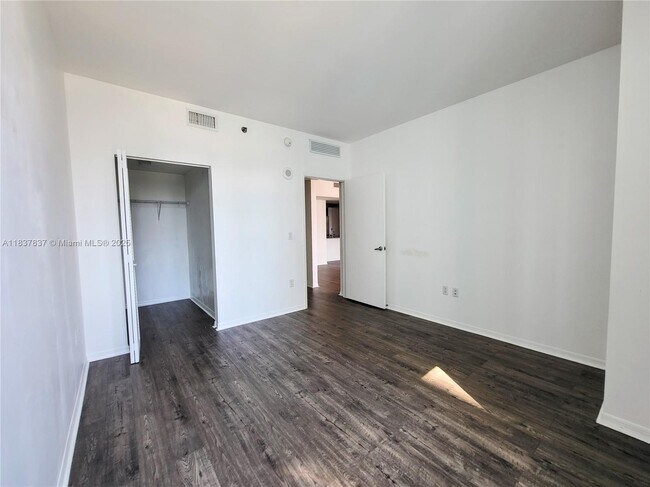 Building Photo - 950 Brickell Bay Dr