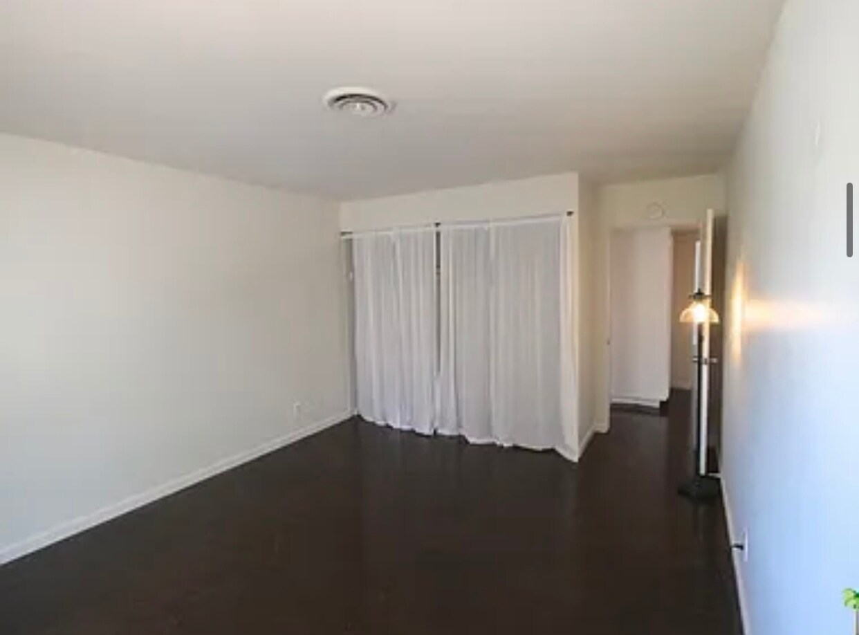 Building Photo - 1480 E Palm Tree Dr