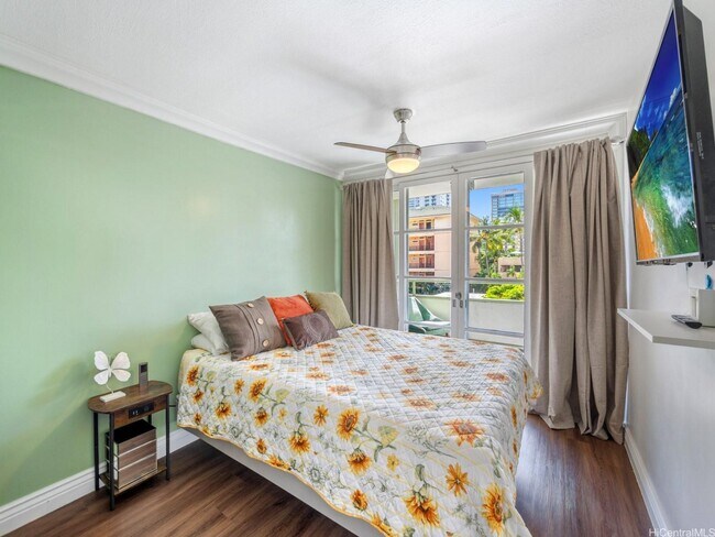 Building Photo - 1-bed, 1-bath condo located in Waikiki
