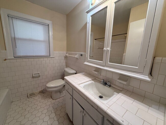 Building Photo - 1300 Dogwood Ln NW