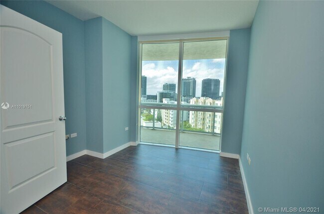 Building Photo - 480 NE 30th St