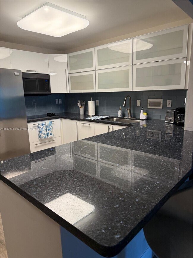 Building Photo - 2301 Collins Ave