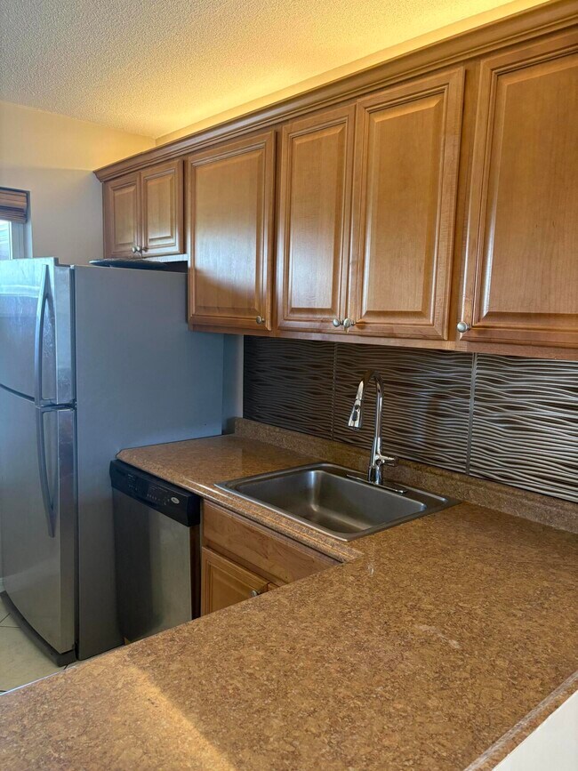 Building Photo - 2770 Garden Dr S