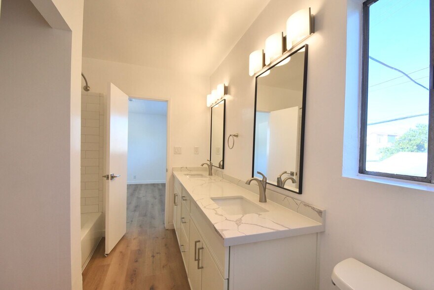 Building Photo - 10855 Morrison St