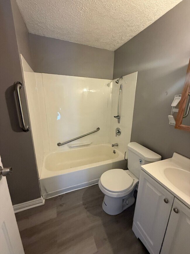 Building Photo - 3bd Single Vouchers Only