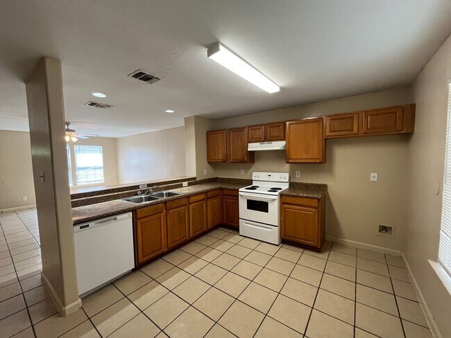 Building Photo - 5202 Fountain Lake Dr