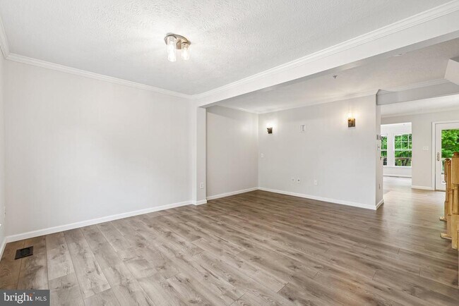 Building Photo - 8727 Thornbrook Dr