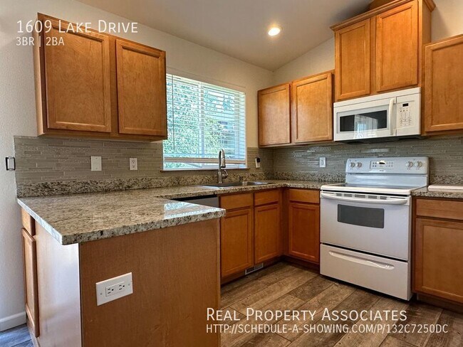 Building Photo - Island Life