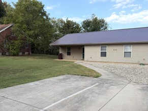 Building Photo - 624 N College St
