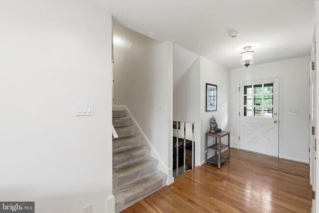 Building Photo - 9809 Sunset Dr