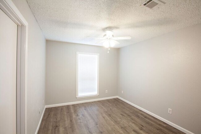 Building Photo - 1535 Rocky Point Dr