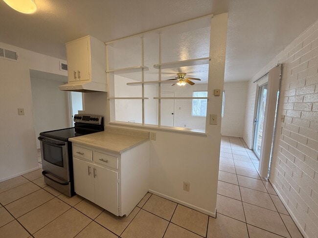 Building Photo - Price Reduced!! 2 bed 1 Bath - Contact Property Pros