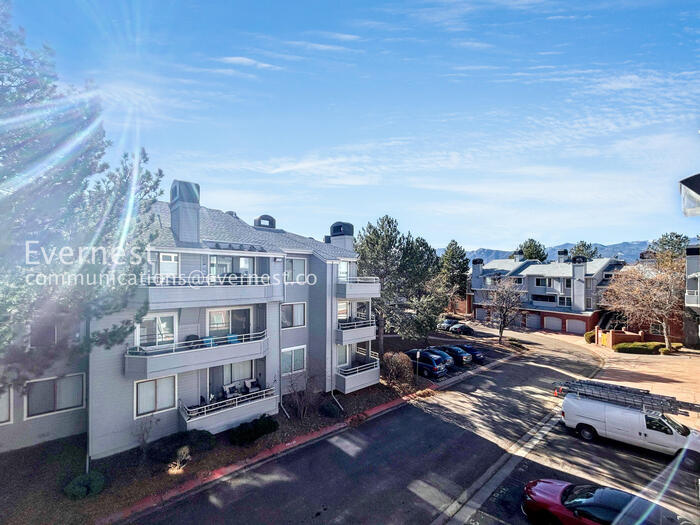 Building Photo - 3700 Iguana Dr