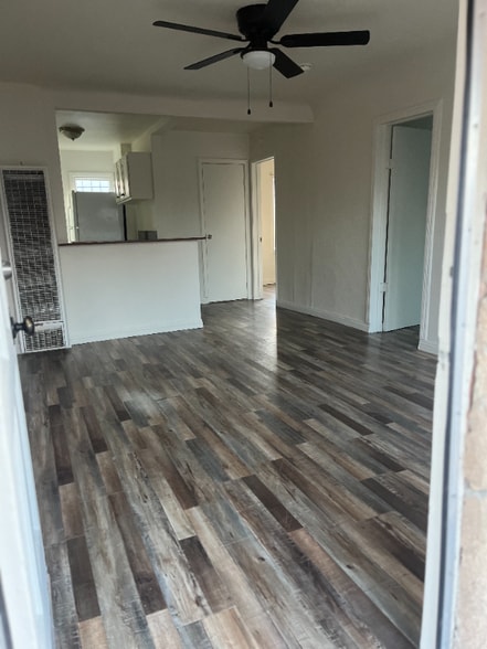 Building Photo - 1724 1/2-1724 1/2 W 45th St