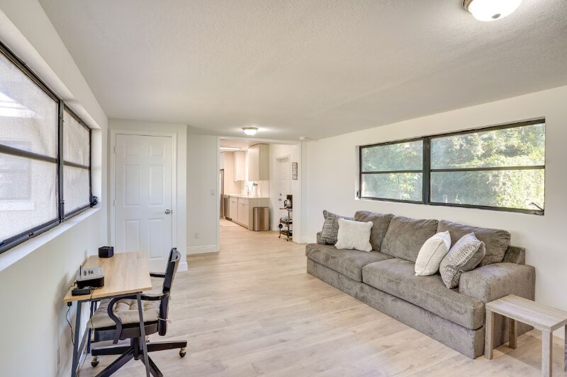 Building Photo - 916 Ave S SE