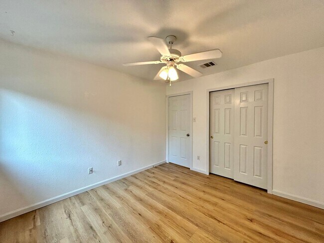 Building Photo - 3/BR 2/BA Bath Home with Fully Equipped Ki...