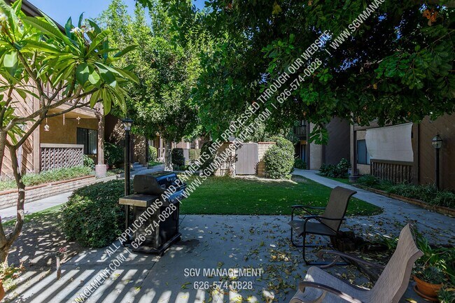 Building Photo - Condo with Pool, Washer & Dryer, Hardwood ...