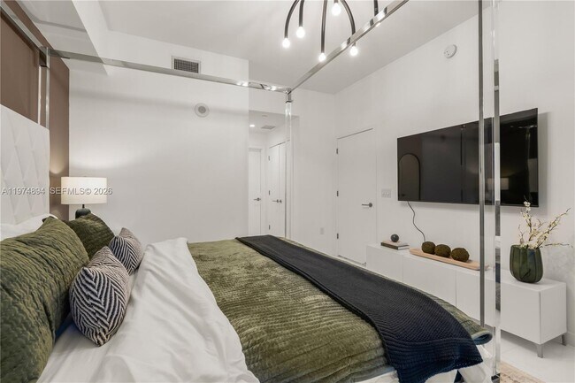 Building Photo - 851 NE 1st Ave