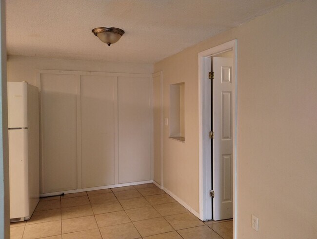 Building Photo - Spacious 3 Bedroom, 2 Bathroom Home for Rent in New Port Richey!