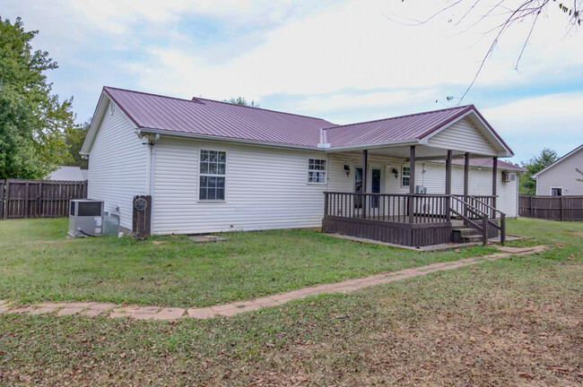 Building Photo - 16 Winding Oaks