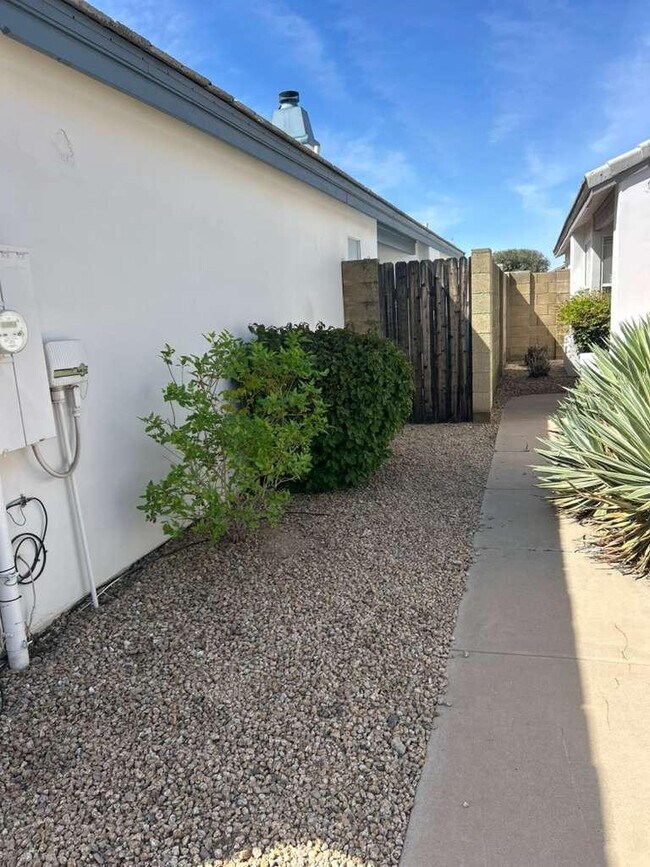 Building Photo - 15822 N 5th Ave