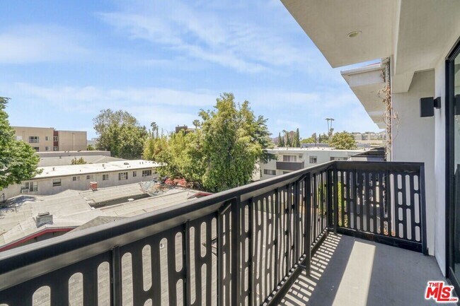 Building Photo - 1445 1/4 N Martel Ave