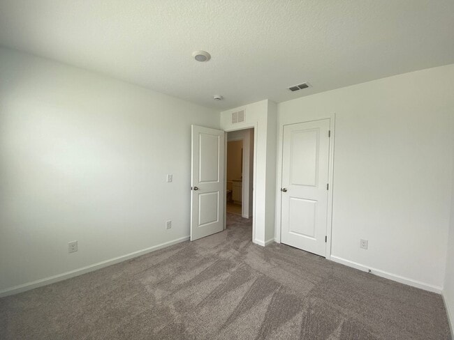 Building Photo - Welcome To Your NEWER Dream Home in the He...