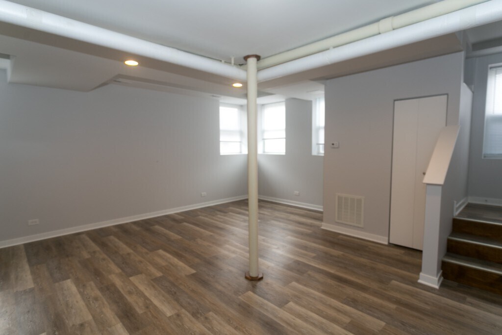 Building Photo - 4828 W Addison St