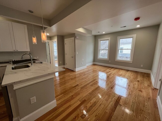 Building Photo - Large 2 Bedrooms Plus a Bonus Room. 2 Full...