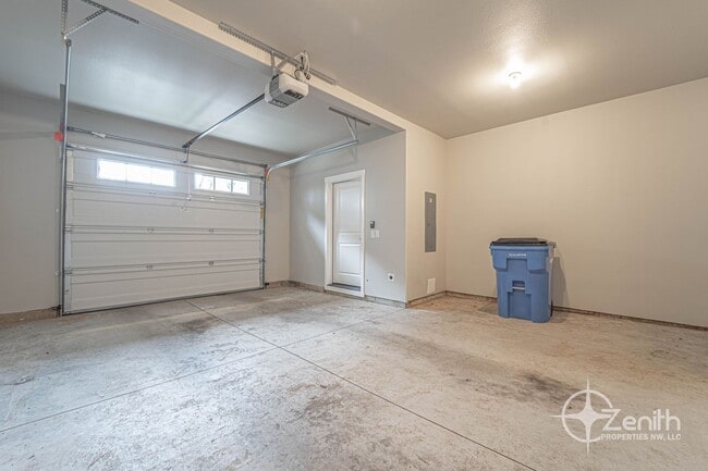 Building Photo - 3 Bedroom Mt. Vista Townhouse! Modern Fini...