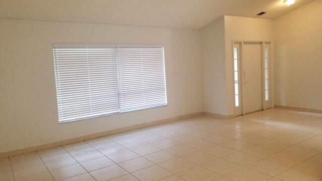 Building Photo - 14060 Greentree Dr