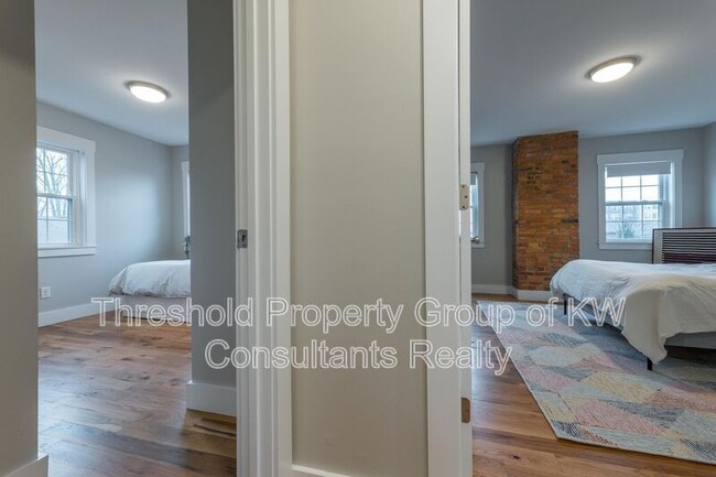 Building Photo - 65 E 7th Ave