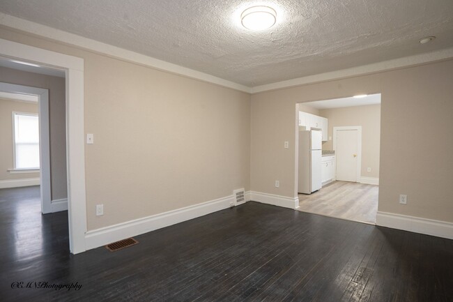 Building Photo - Charming two bedroom apartment in bustling...