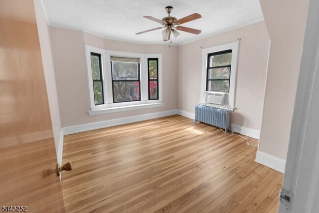 Building Photo - 558 Argyle Ave