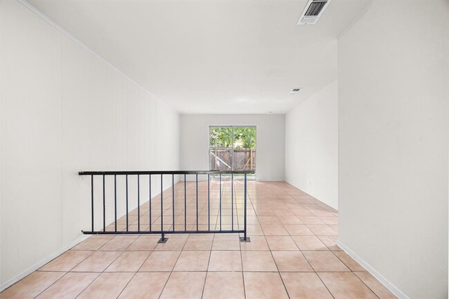 Building Photo - 903 N Meadows Dr