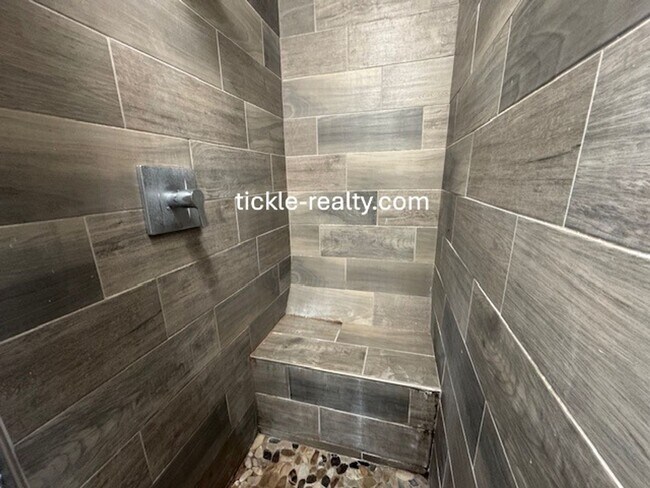 Building Photo - 4 Bedroom Park Ave House - 2 Full Baths, D...