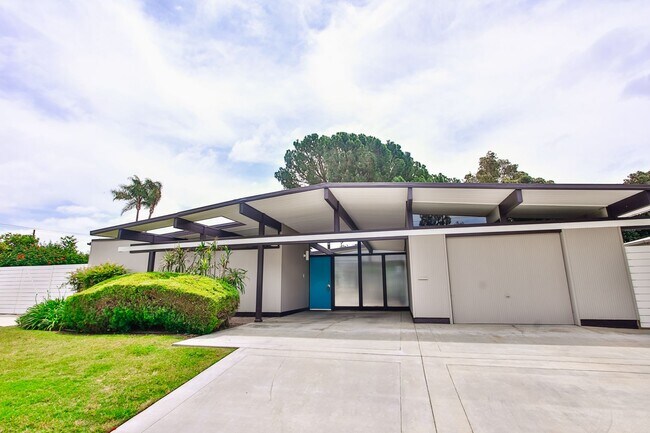 Building Photo - 814 E Ferndale Ave