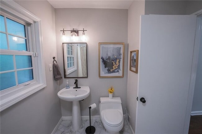 Building Photo - 1210 Lenox Cir NE