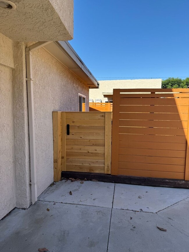 Building Photo - West Ventura 1+1 bedroom unit with a 2 car...