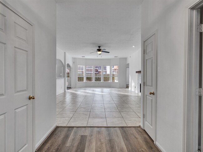 Building Photo - 3327 La Seine Ln