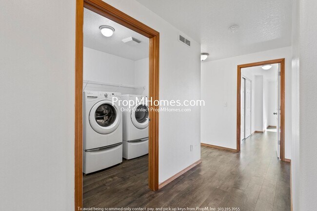 Building Photo - Charming Three Bedroom Newberg Home - Corner Lot!