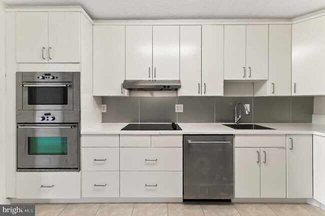 Building Photo - 5903 Mt Eagle Dr