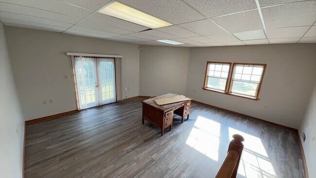 Building Photo - Welcome to this charming 3 bedroom, 1 bath...