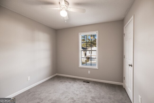 Building Photo - 380 River Trace Dr