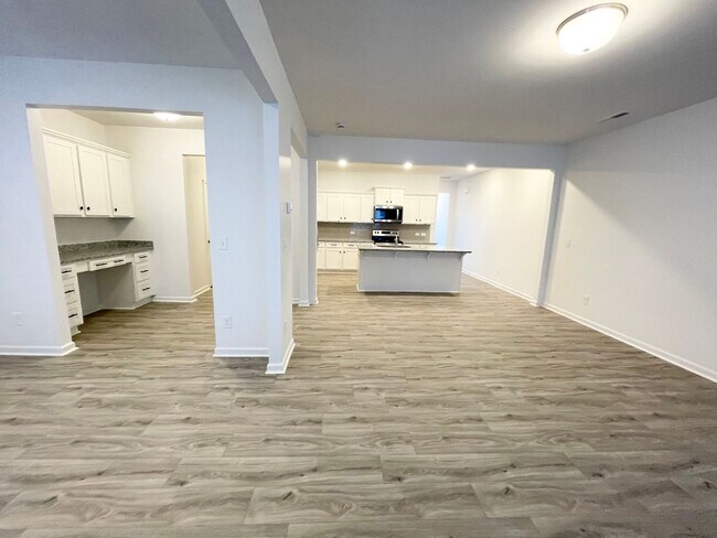 Building Photo - 3 br  Quiet community, paired Home minutes from I-77 and I-40