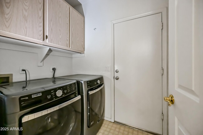 Building Photo - 9021 W Escuda Dr